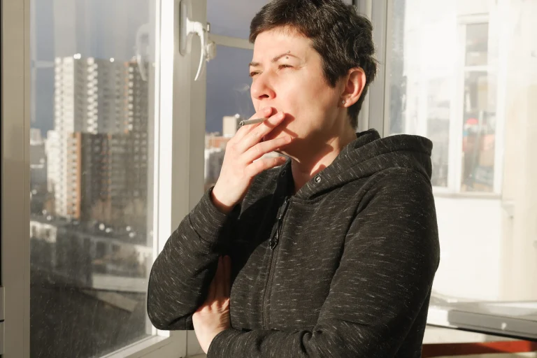 laryngitis caused by smoking.webp
